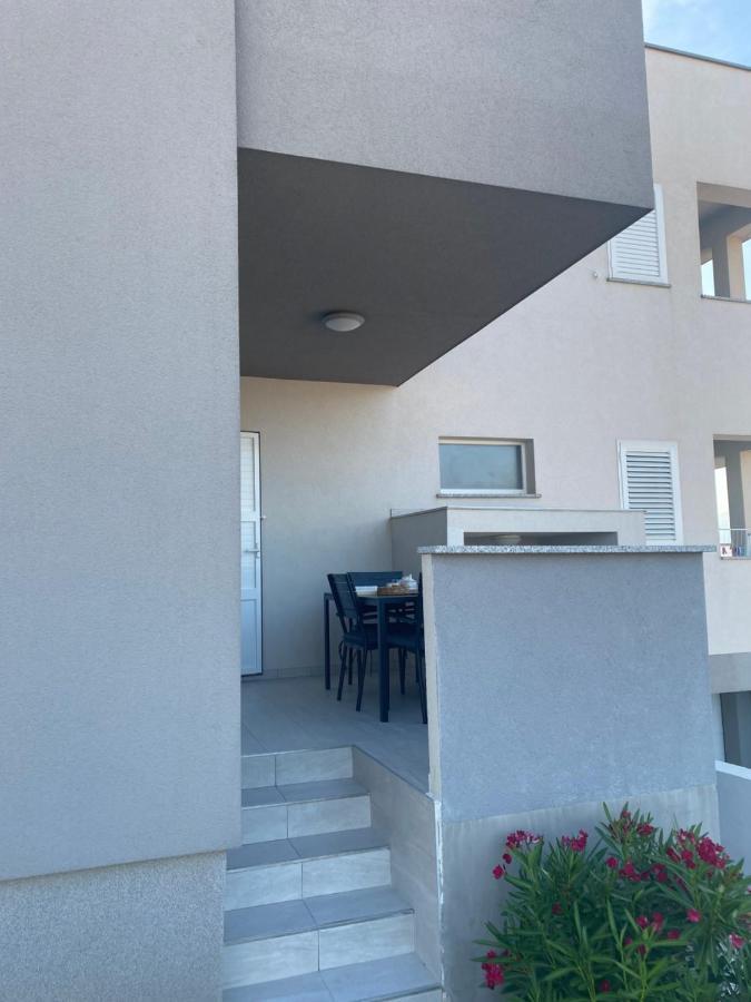 Apartments Rising Sun, ราชานาส ภายนอก รูปภาพ